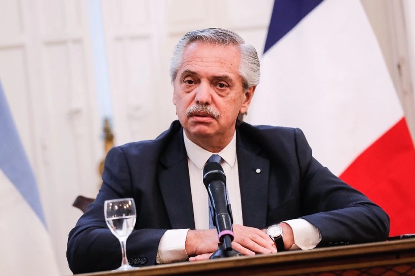 Tổng thống Argentina Alberto Fernandez phát biểu trước giới truyền thông trong chuyến thăm Pháp tại Đại sứ quán Argentina ở Paris, ngày 12/11. Ảnh: EPA-EFE.