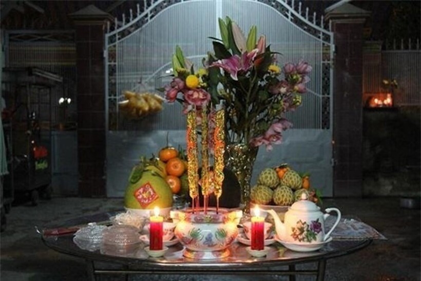 Mỗi gia đình người Việt thường chuẩn bị mâm cỗ cúng thần linh, gia tiên vào thời khắc giao thừa.