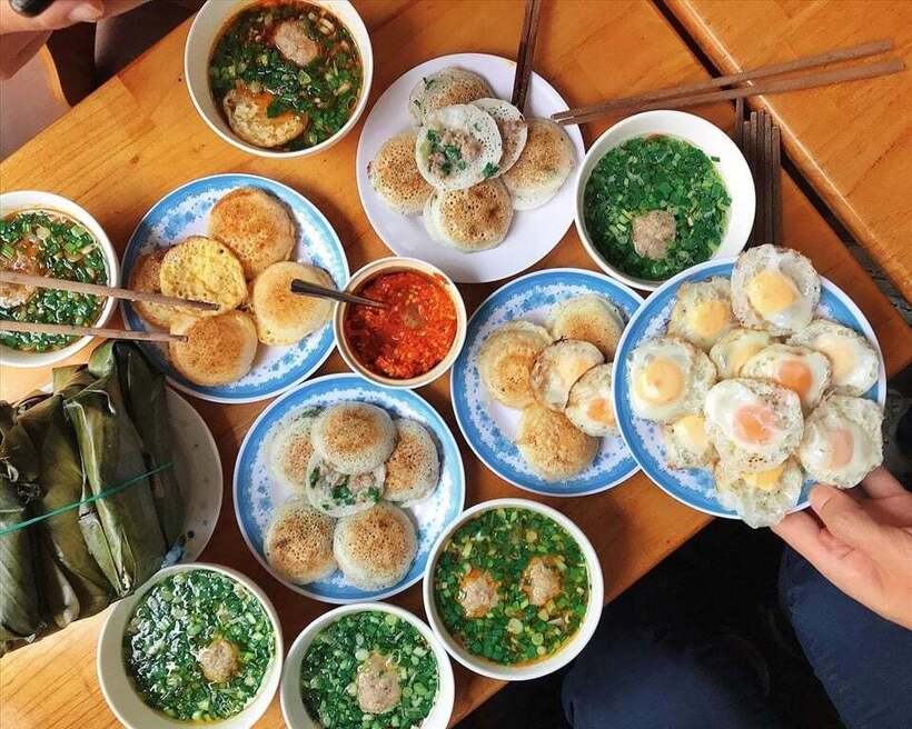 Bánh căn chấm cùng nước xíu mại