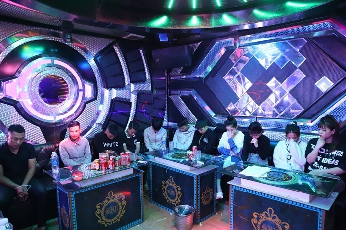 Công an bắt quả tang 22 người tổ chức, sử dụng trái phép chất ma túy trong quán karaoke. Ảnh: CAND
