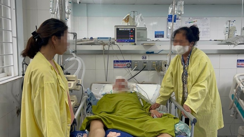Gia đình nội ngoại 2 bên thay phiên nhau chăm sóc Đ mong phép màu sẽ đến