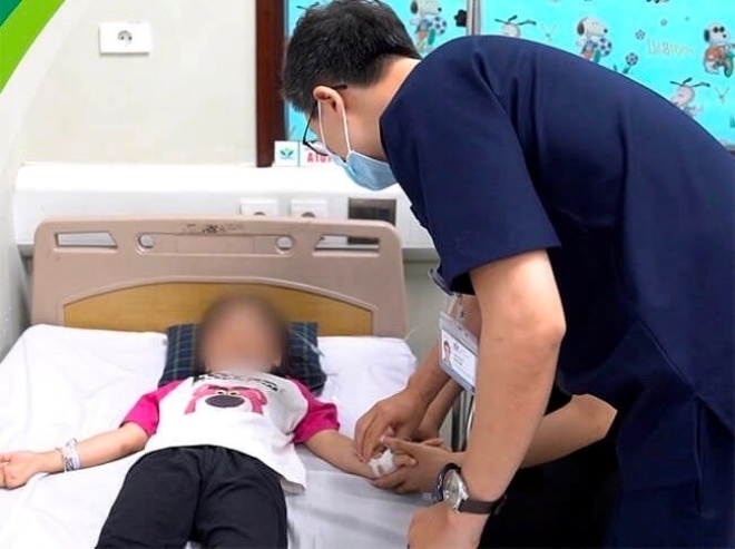 Bệnh nhi đang được chăm sóc, điều trị tích cực tại Bệnh viện Nhi trung ương. Ảnh: Hà Nội Mới