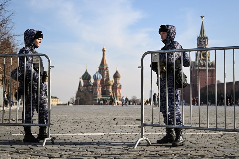 Các thành viên thực thi pháp luật Nga đứng gác tại Quảng trường Đỏ ở Moscow ngày 29/3. Ảnh: AFP