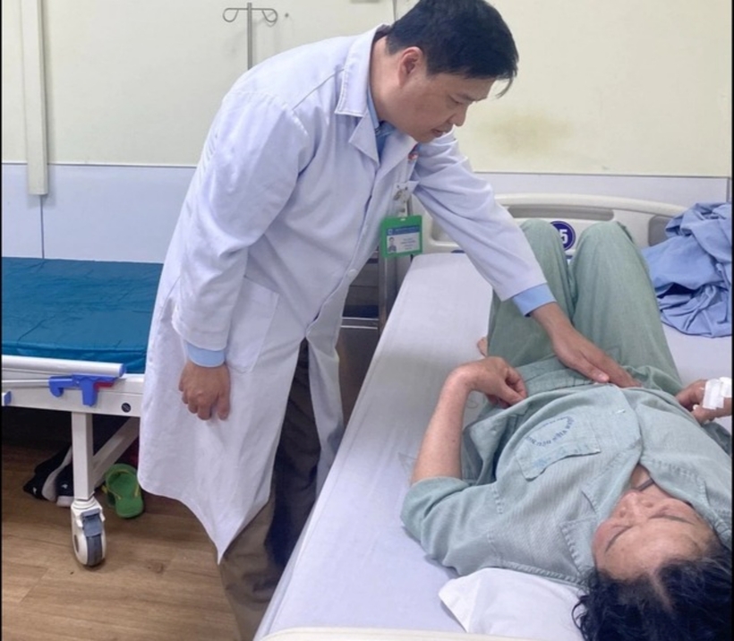 Bệnh nhân tỉnh táo và hồi phục tốt sau ca mổ. Ảnh: Người Lao Động