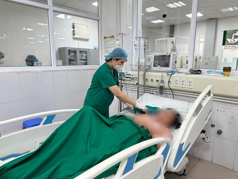 Người bệnh đang được điều trị tại Bệnh viện Bệnh Nhiệt đới Trung ương. Ảnh: Đại Đoàn Kết