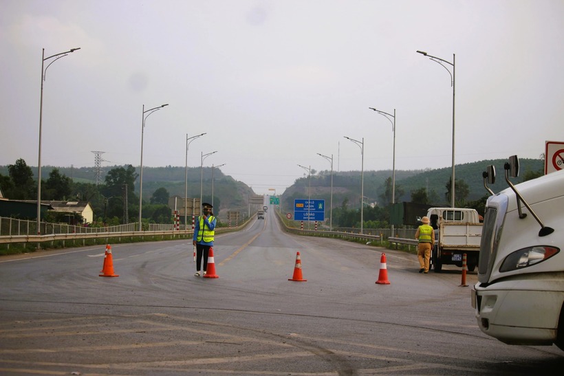 Lực lượng chức năng phối hợp phân luồng giao thông đoạn đầu tuyến cao tốc Cam Lộ - La Sơn giao với QL9. Ảnh: Giao Thông