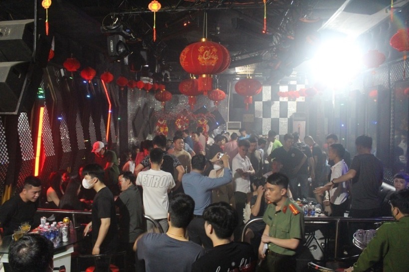 Cơ quan chức năng kiểm tra đột xuất quán bar Angel Club. Ảnh: VOV