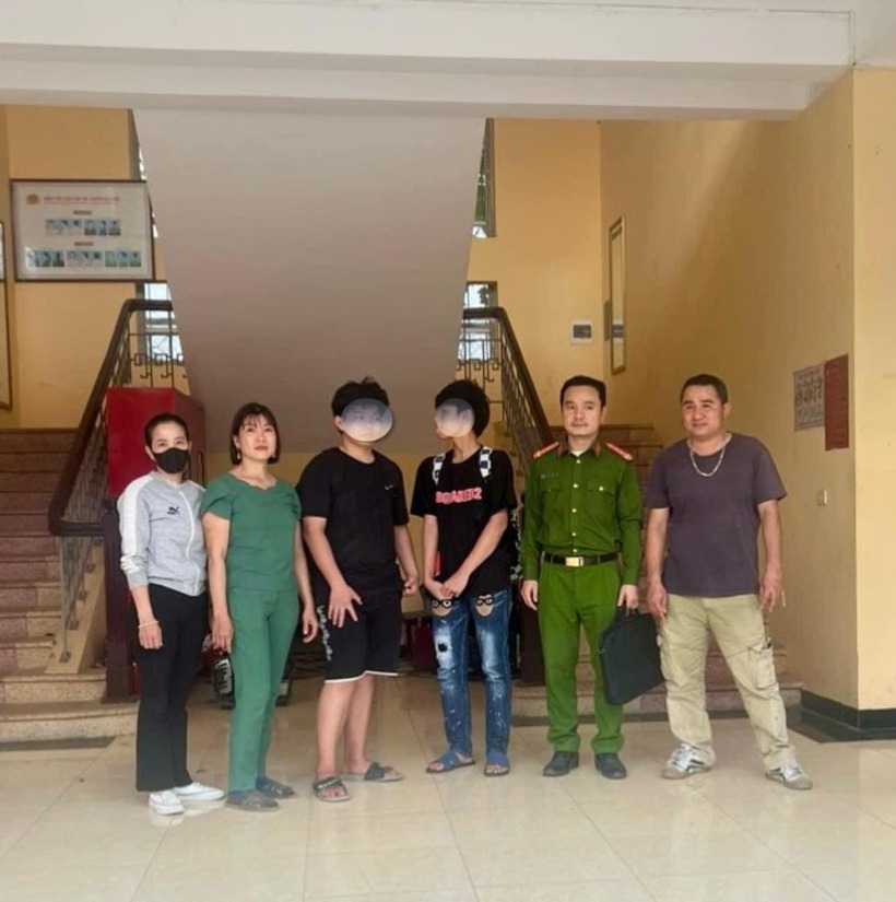 Cơ quan chức năng bàn giao hai thiếu niên bỏ nhà đi chơi nhiều ngày cho gia đình. Ảnh: Báo Hà Nội mới