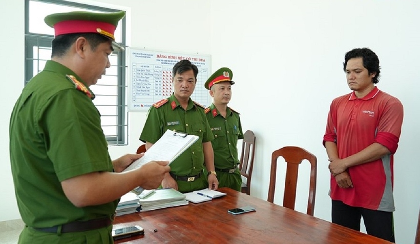 Cơ quan Công an tống đạt các quyết định với Nguyễn Thành Duy. Ảnh: VOV.