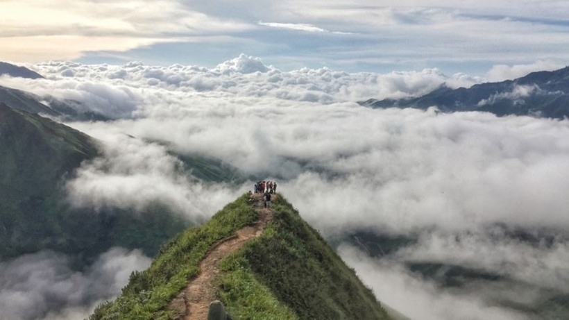 Sống lưng khủng long ở Háng Đồng.