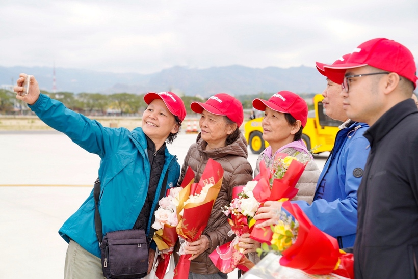 Những hành khách trong chuyến bay đầu tiên của Vietjet kết nối Hà Nội với Điện Biên trong dịp kỷ niệm 70 năm Chiến thắng Điện Biên Phủ - Ảnh: TL