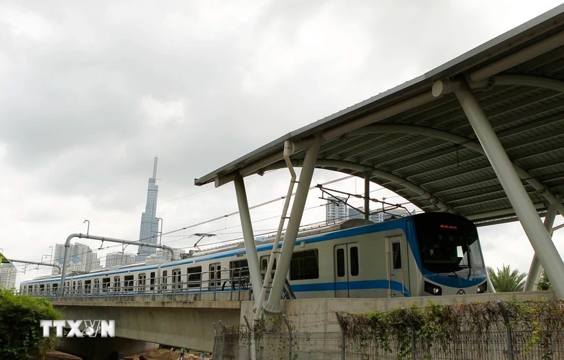 Đoàn tàu đầu tiên của tuyến Metro số 1 (Bến Thành - Suối Tiên) chạy thử nghiệm. Ảnh: TTXVN