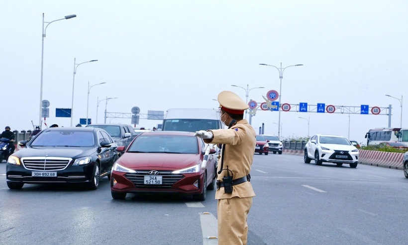 CSGT hướng dẫn, phân luồng các phương tiện lưu thông vào nội đô qua cầu Vĩnh Tuy