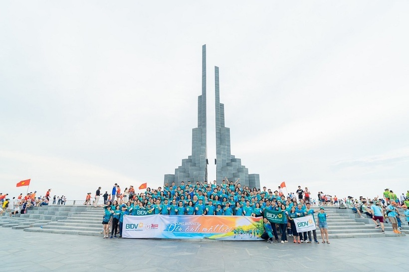 Toàn đoàn 250 VĐV BIDV tham gia giải chạy Tiền Phong Marathon chụp hình tại Tháp Nghinh Phong, TP Tuy Hoà, Phú Yên.