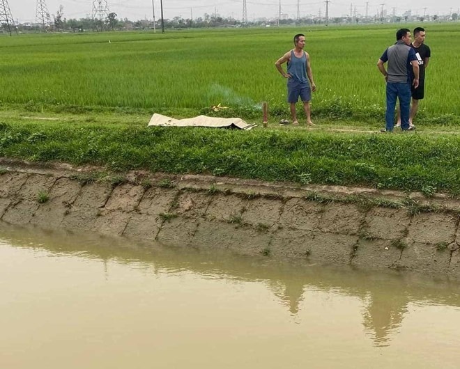 Hiện trường vụ đuối nước làm 1 học sinh 10 tuổi tử vong ở xã Quỳnh Diễn, huyện Quỳnh Lưu, tỉnh Nghệ An. Ảnh: Lao Động