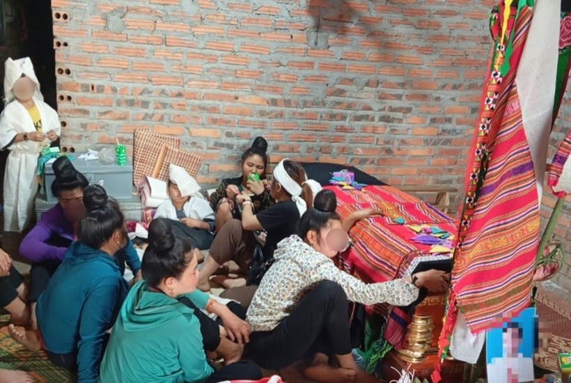 Người thân khóc lặng bên quan tài anh Q.V.T. Ảnh: VietNamNet