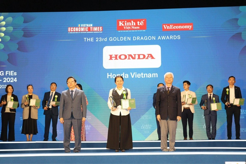 Đại diện Công ty Honda Việt Nam vinh dự nhận giải thưởng Rồng Vàng trong năm 2024.