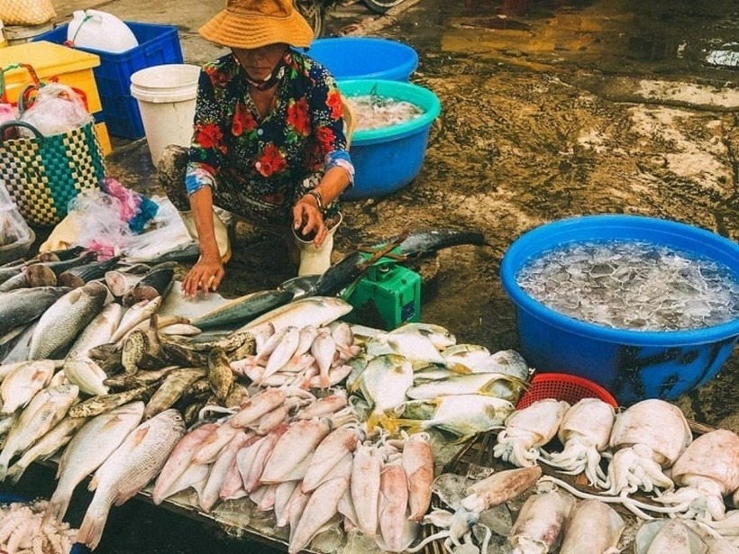 Hải sản tươi được bày bán ở chợ Cầu Sấu