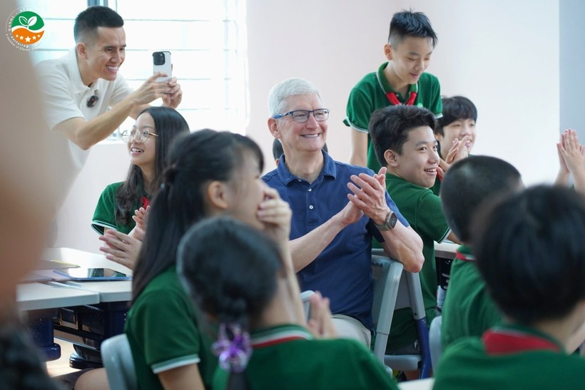 CEO Tim Cook giao lưu với học sinh.