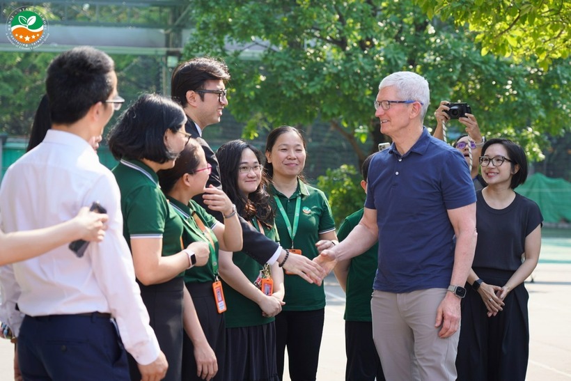 CEO Tim Cook ghé thăm Trường Liên cấp Tiểu học & THCS Ngôi Sao Hà Nội.