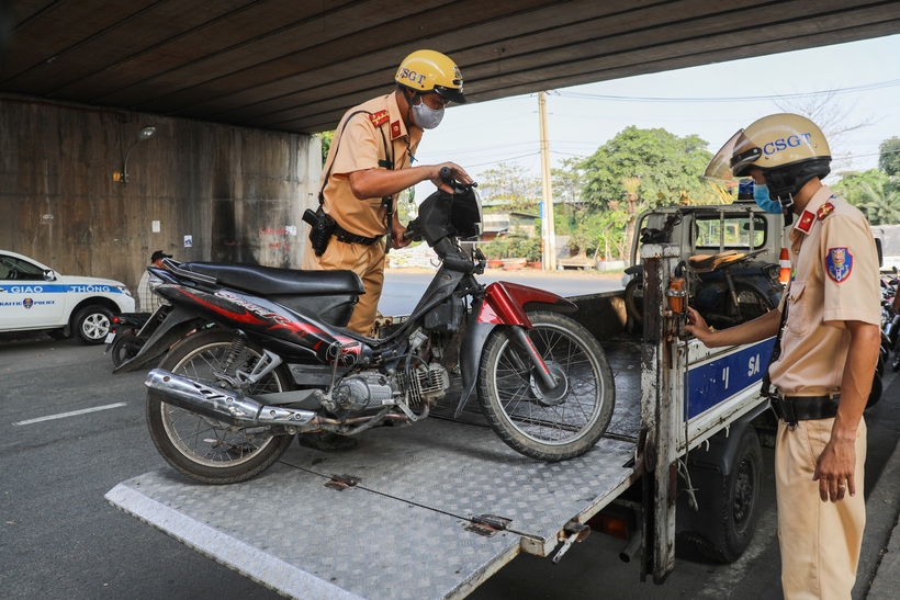 Người điều khiển xe phải mang theo giấy phép lái xe để tránh bị xử phạt.