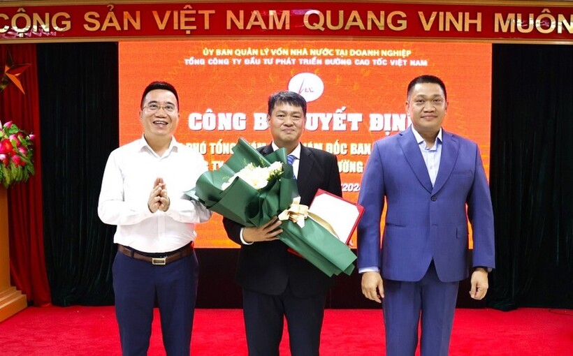 Chủ tịch và Tổng Giám đốc VEC chúc mừng tân Phó Tổng Giám đốc Đặng Hoài Nam. Ảnh: PLVN