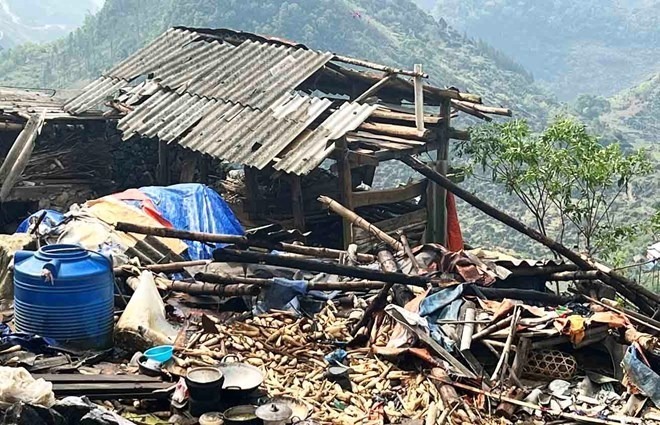 Sập nhà do mưa lớn ở Đồng Văn (Hà Giang) khiến 1 người tử vong. Ảnh: Lao động