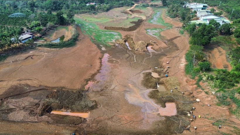 Theo báo Thanh niên, nắng hạn kéo dài, khiến&nbsp;ở các tỉnh&nbsp;Đắk Lắk,&nbsp;Đắk Nông,&nbsp;Gia Lai,&nbsp;Kon Tum&nbsp;(vùng Tây nguyên),&nbsp;Quảng Ngãi,&nbsp;Bình Định,&nbsp;Ninh Thuận… (vùng Nam Trung bộ) đang oằn mình trải qua nắng hạn.