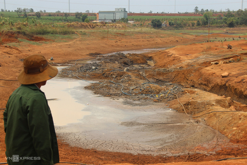 Tây Nguyên đang vào giai đoạn cao điểm mùa khô. Mực nước và lưu lượng trên các sông suối giảm dần và duy trì ở mức thấp hơn trung bình nhiều năm. Hàng nghìn nông dân khoan giếng, đào ao, chặn suối, khoét lòng hồ lấy nước cứu cây trồng.