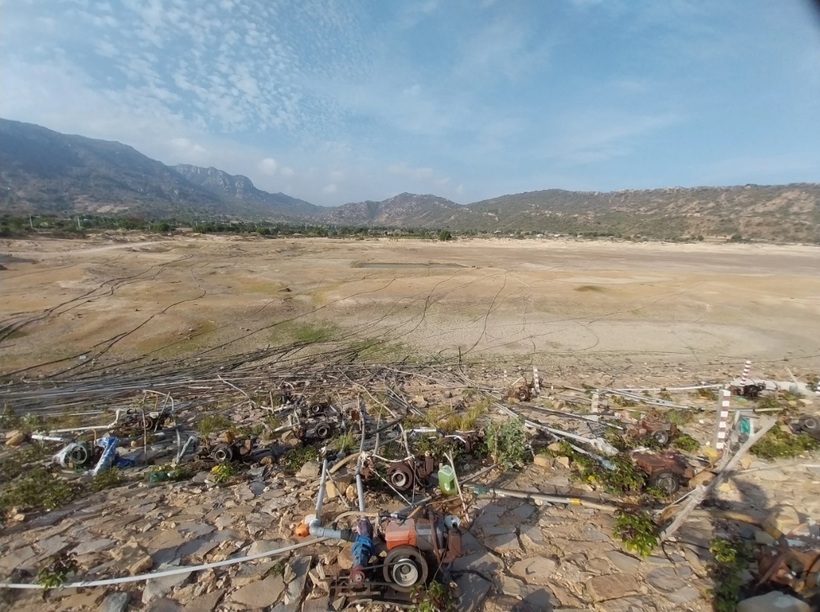 Hồ chứa nước 40 (xã Đắk Lao, huyện Đắk Mil, Đắk Mil, Đắk Nông) cạn trơ đáy do nắng nóng kéo dài. Dự báo tình trạng nắng hạn còn diễn biến khốc liệt hơn trong những ngày tới.