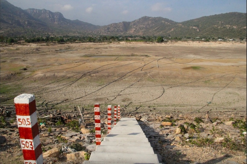 Hồ chứa nước Ông Kinh ở Ninh Thuận trơ đáy. Thực tế nguồn nước ở 2 khu vực Tây Nguyên, miền Trung chủ yếu phụ thuộc vào mưa, không có thêm dòng chảy từ nước ngoài.