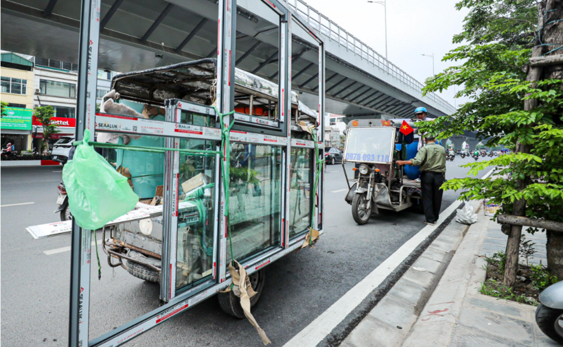 Nhiều xe ba gác chở hàng cồng kềnh gây ảnh hưởng an toàn giao thông.