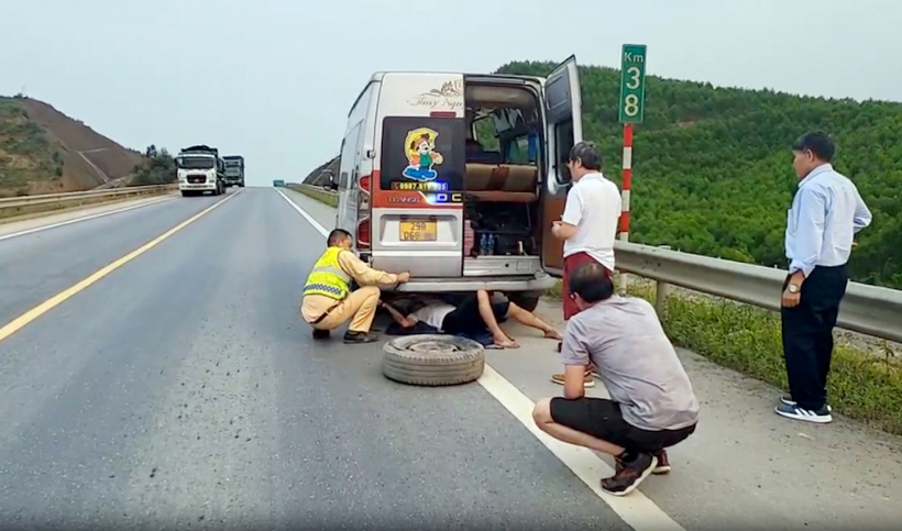 CSGT hỗ trợ người dân xử lý sự cố nổ lốp ô tô trên tuyến cao tốc Cam Lộ - La Sơn