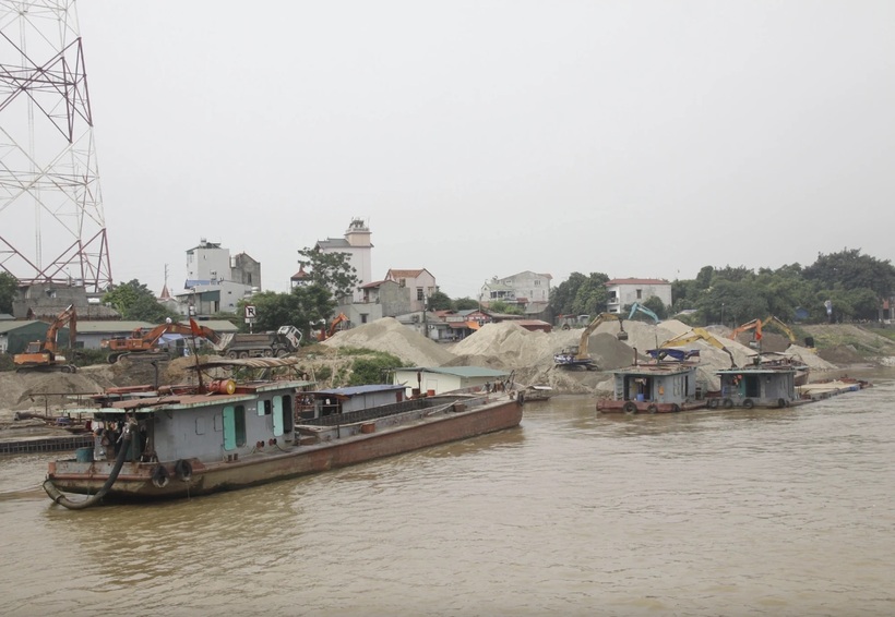 Khẩn trương rà soát, thực hiện đầy đủ các quy trình, thủ tục để tổ chức đấu giá quyền khai thác khoáng sản đối với 3 mỏ cát nêu trên theo đúng quy định