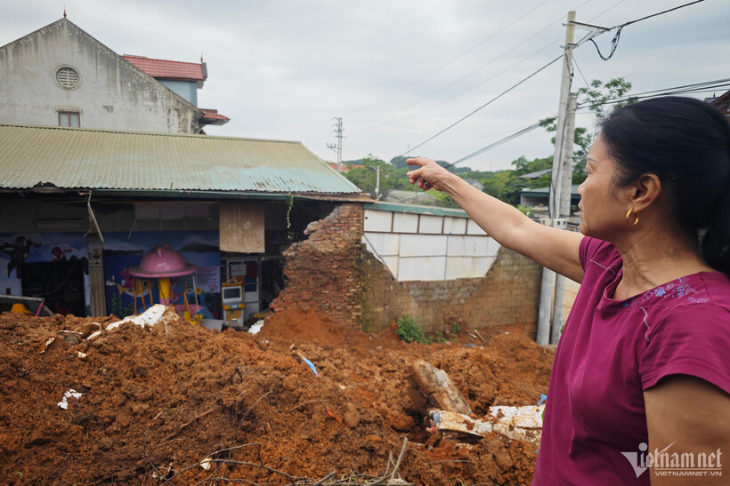 Bà T. chủ mảnh đất bị sạt lở sang khu vui chơi. Ảnh: VietNamnet.