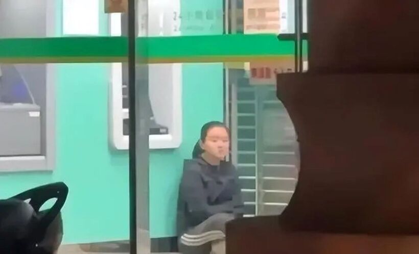 Cô hiện sống lang thang trên phố, biến thành người điên loạn, nửa tỉnh nửa mê.