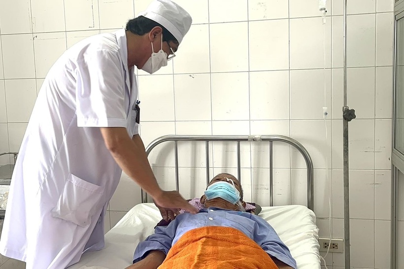 Cụ ông 75 tuổi nguy kịch do hóc xương gà. Ảnh: BVCC.