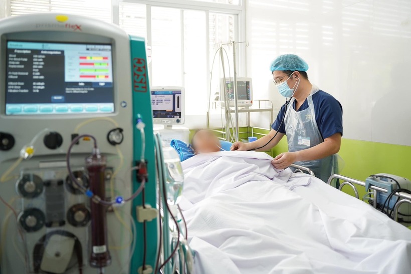 Bác sĩ thăm khám cho bệnh nhân. Ảnh: BVCC.