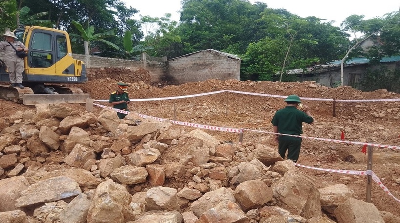 Cơ quan chức năng phong tỏa hiện trường để xử lý quả bom. (Ảnh: Dân trí)