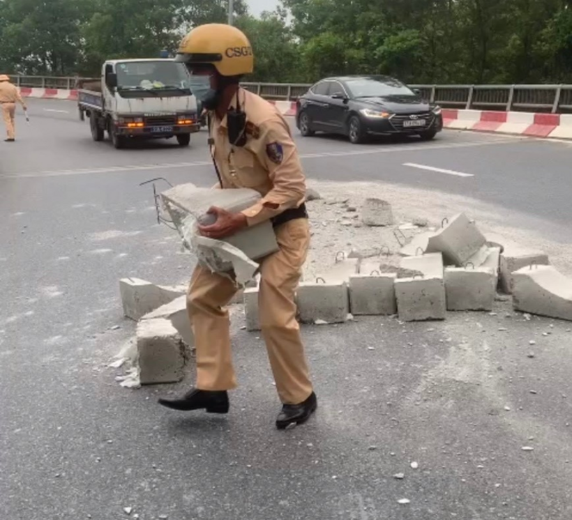 Các khối bê tông lớn, chất đống, kèm mảnh vụ chiếm hết 1/2 mặt đường gây nguy hiểm cho người tham gia giao thông