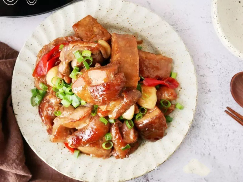 Gà kho khoai môn là món ăn dân dã nhưng lại vô cùng hấp dẫn với hương vị đậm đà, thơm ngon