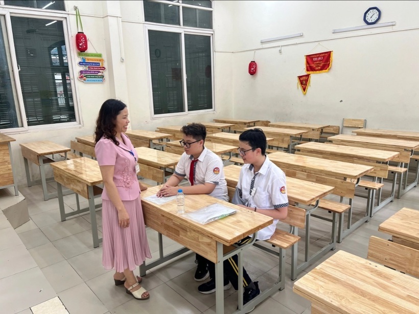 Thí sinh gãy tay được bố trí người hỗ trợ chép bài hộ. Ảnh: Dân trí.