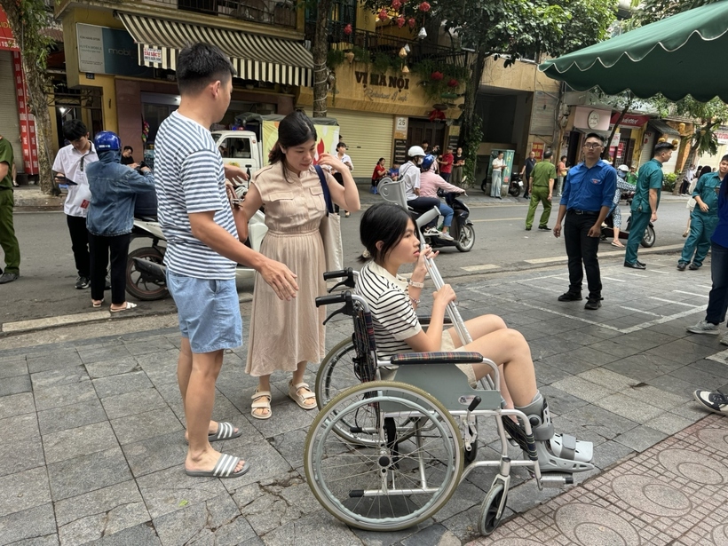Thí sinh đến điểm thi bằng xe lăn. Ảnh: VOV.