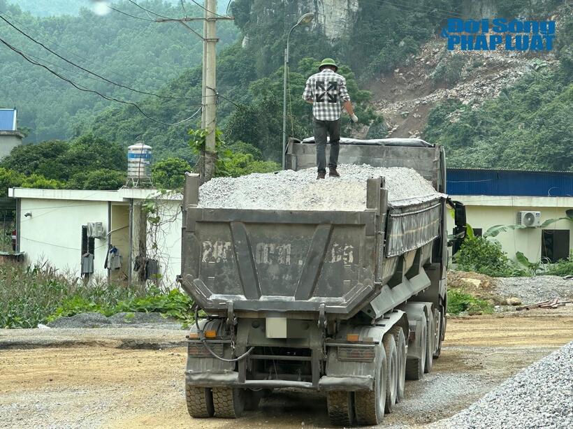 Theo ghi nhận của PV, tại thời điểm tháng 4/2024, các xe tải trọng lớn sau khi đã "nạp hàng" xong thản nhiên di chuyển tới điểm tiêu thụ mà không phải kiểm tra tải trọng.