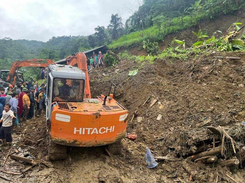 Sau khi nhận được thông tin, các lực lượng chức năng và chính quyền địa phương nhanh chóng đến hiện trường ứng cứu, tìm kiếm các nạn nhân.