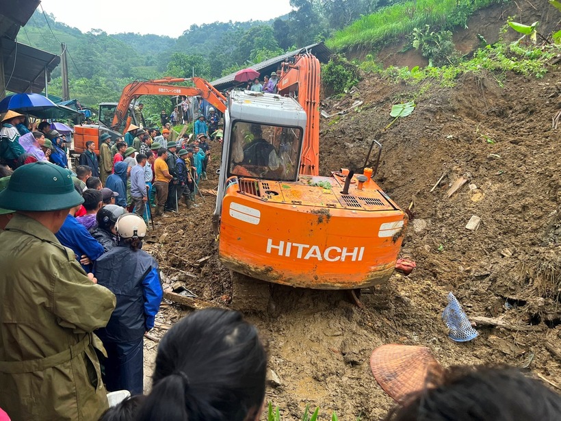 Thời điểm này trong nhà có anh C. cùng chị Hoàng Thị T. (SN 1981, vợ anh C.), chị Ngô Thị M. (2006), Nông Thị Sản (SN 2007) và bé sơ sinh một tháng tuổi (chưa rõ danh tính) đang ngủ.