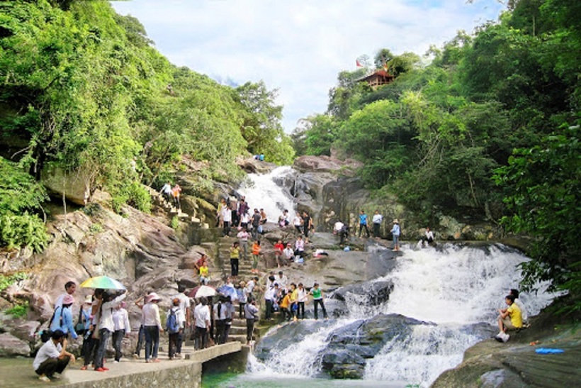 Màu xanh ngút ngàn của núi rừng tạo nên một bức tranh Suối Mỡ sơn thuỷ hữu tình.