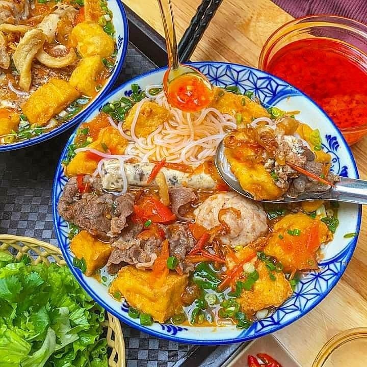 Bún riêu cua là một món ăn truyền thống của Việt Nam, nổi tiếng với hương vị thơm ngon, đậm đà từ cua đồng