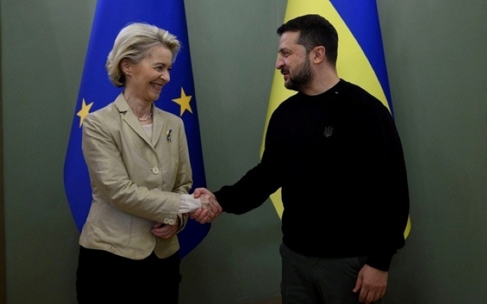 Chủ tịch Ủy ban châu Âu Ursula von der Leyen và Tổng thống Ukraine Volodymyr Zelensky. Ảnh: Reuters