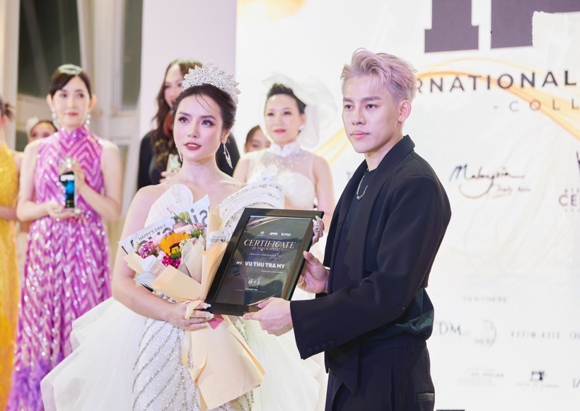 Hoa Khôi Hà Nội 2022 Vũ Thu Trà My nhận Giải Model Châu Á Xuất Sắc từ Chủ tịch International Fashion Runway – Mr Lennard Tan Xian Guang